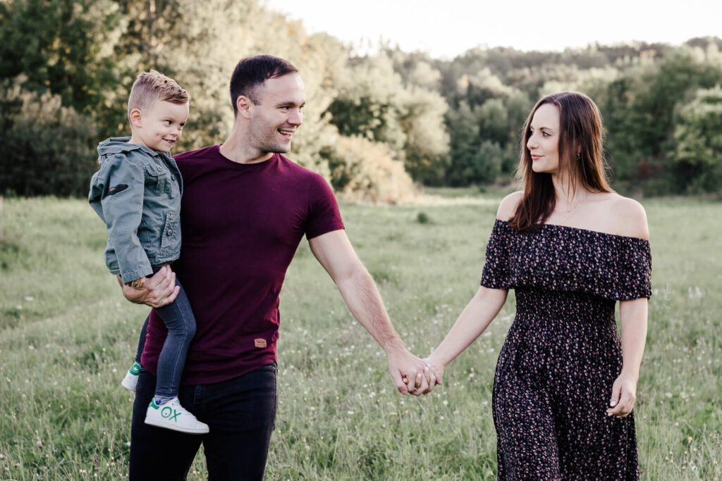 Familienfotograf Leipzig. Familie läuft Hand in Hand.