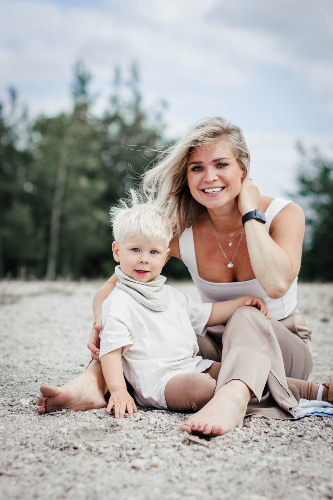 Familien Fotograf in Leipzig. Foto von Mutter und Sohn am Seeufer.