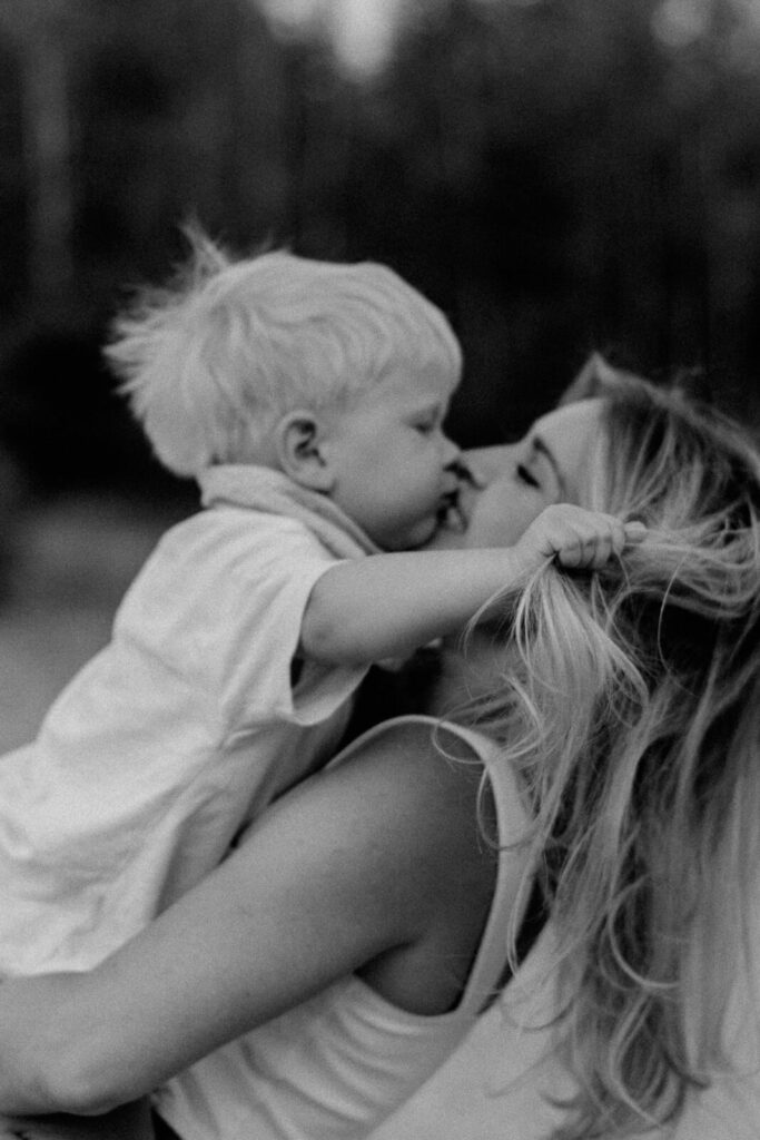 Familienfotograf Leipzig. Sohn gibt Mutter einen Kuss.