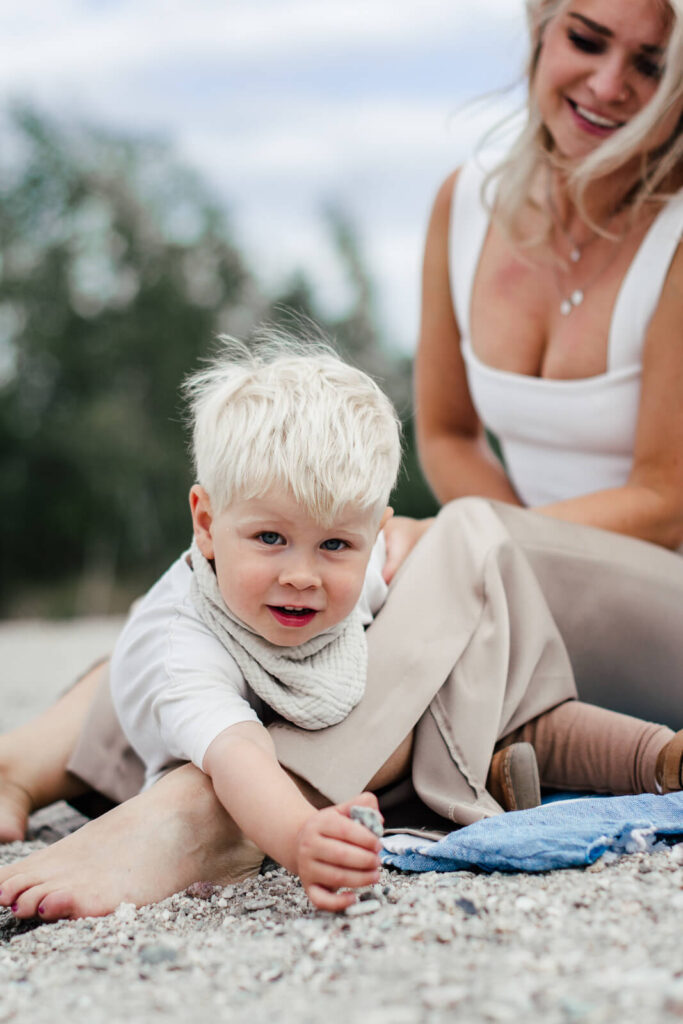 Familienfotograf Leipzig. Kleiner Junge am Seeufer.