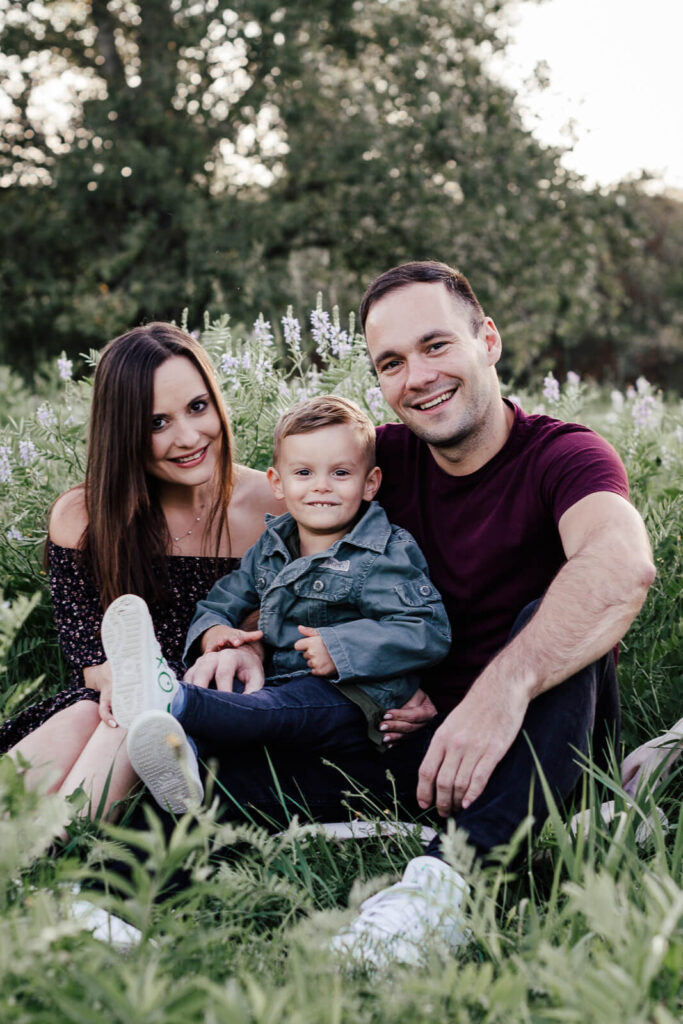 Familienfotograf Leipzig. Familie fotografiert im Blumenfeld.