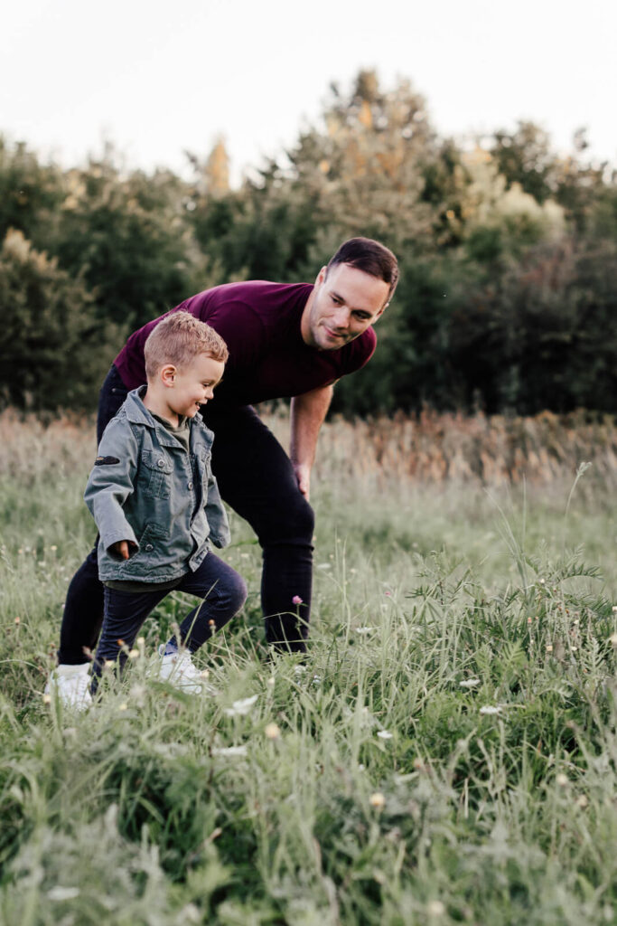 Familienfotograf Leipzig. Vater und Sohn laufen um die Wette.