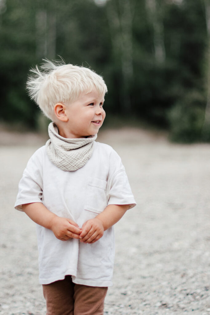Familienfotoshooting Leipzig. Kleiner Junge am Seeufer.