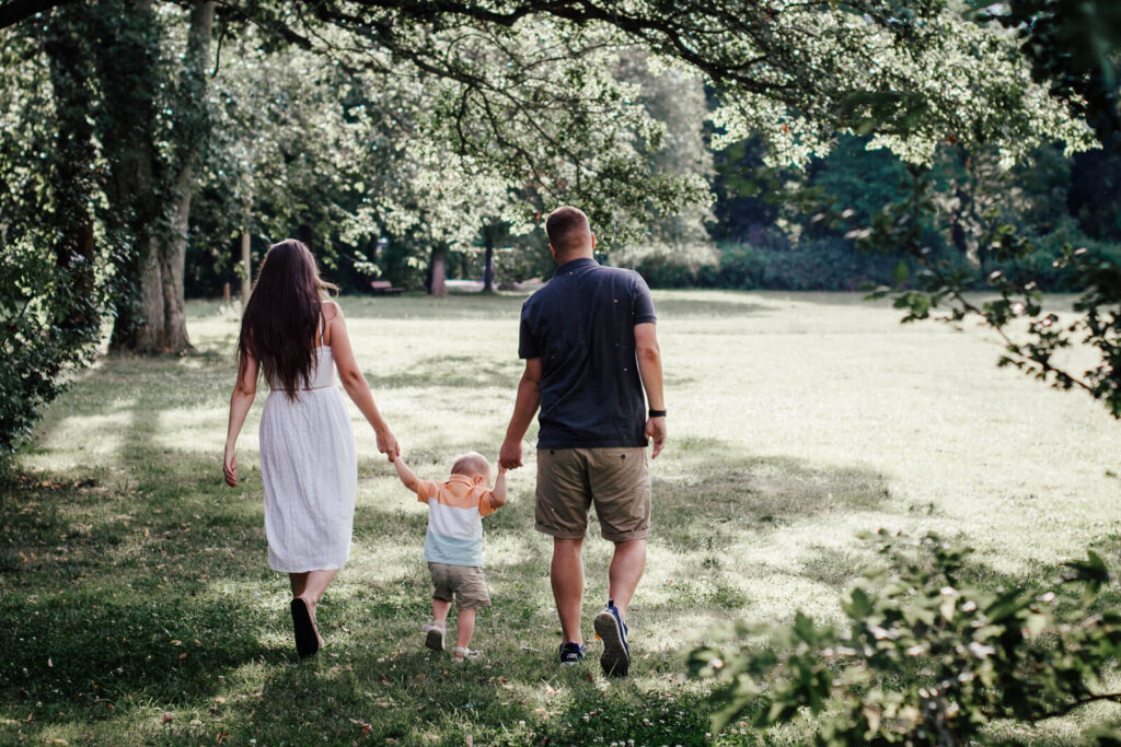 Familienfotograf Leipzig. Familie läuft durch Park.